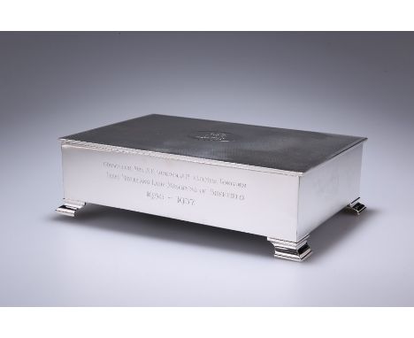 A GEORGE VI SILVER SCROLL BOXby Mappin & Webb, Sheffield 1937Rectangular, the engine-turned lid engraved with the arms of the