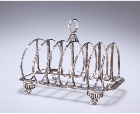 A GEORGE IV SILVER TOAST RACKby Rebecca Emes & Edward Barnard, London 1826The ring handle above seven dividers united by a re