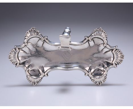 A GEORGE III SILVER SNUFFERS STANDby Ebenezer Coker, London 1767Raised on shell feet, engraved with an armorial.21cm long, 10