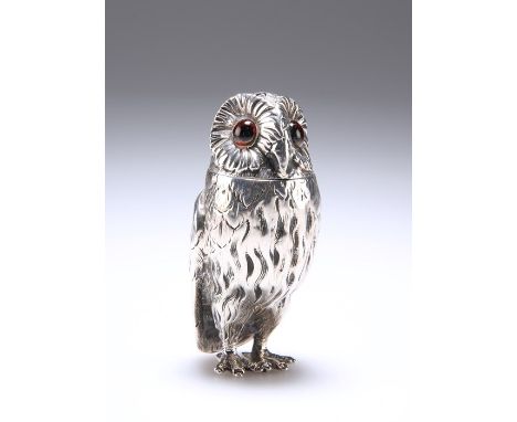 A VICTORIAN SILVER NOVELTY PEPPERETTEby George John Richards, London 1850Modelled as a standing owl with red glass eyes.7cm h