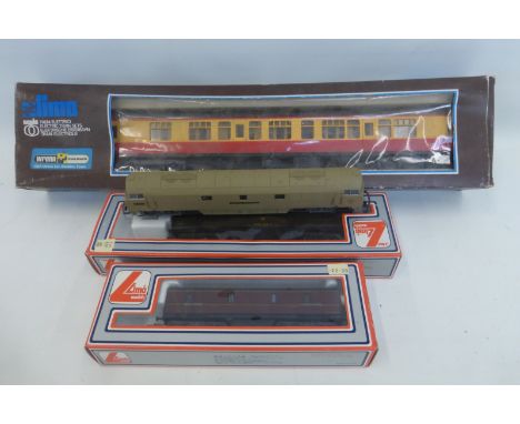 A boxed Lima 0 gauge carriage, an unboxed 00 gauge Lima "Western Enterprise" locomotive, and two boxed 00 gauge Lima items of