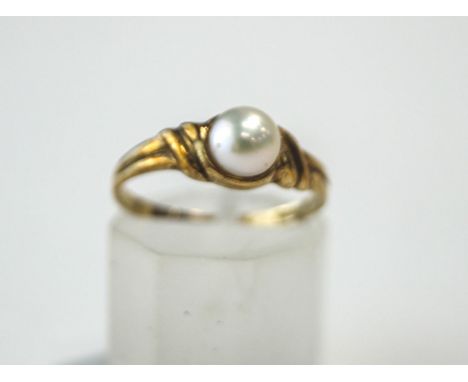 A 9 carat gold shell cameo ring; with another similar; an opal and sapphire cluster ring; two other rings and a T bar; 10 g g