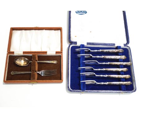 A cased Silver spoon and fork set, 36g gross, with a cased set of six cake forks, the loaded silver Queens pattern handles to