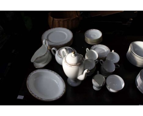 A WEDGWOOD COLCHESTER PATTERNED PART TEA &amp; DINNER SERVICE 