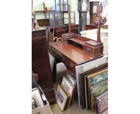 AN EARLY 20TH CENTURY QUALITY MAHOGANY FINISHED DRESSING TABLE with large adjustable mirror plate, twin candle stands with st