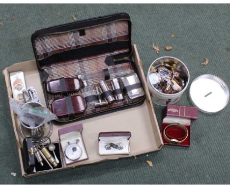 A TRAY CONTAINING GENTLEMEN'S COLLECTABLES to include; oversized lighter, selection of wristwatches various, collector's coin