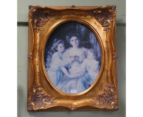 AN ORNATE MODERN GILT FRAME CONTAINING A FAMILY PORTRAIT PRINT within oval aperture 