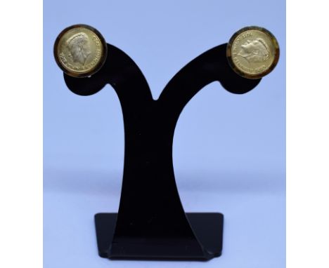 CUFFLINKS in 24K gold, decorated with a goldpiece that shows a portrait of John Kenney. Weight: 16.60g.