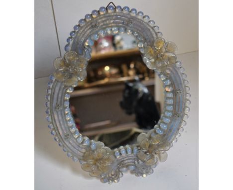 Polylobed table mirror in opalescent glass, in the spirit of MURANO, decorated with pearls and flowers. 26.5 x 20.5 cm.