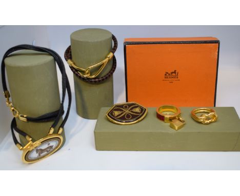 HERMES. Set of costume jewelry: 1. Short skipper necklace in gilded metal and brown braided leather. 2. Gold-tone metal scarf