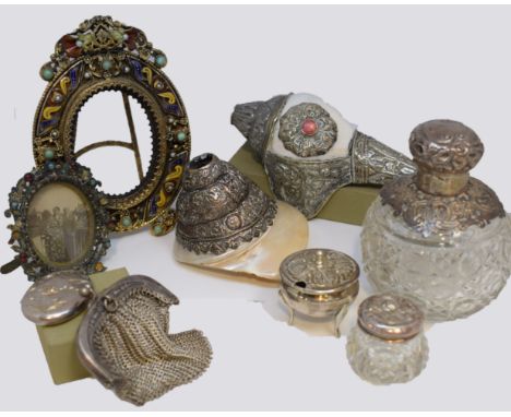 Set of small display case, some in silver: a small crystal box with a silver lid, a small silver cauldron, a silver medallion