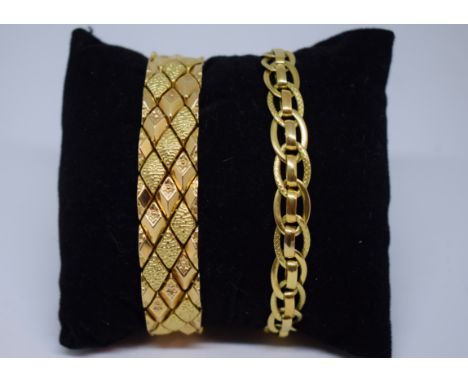SET of two 18K gold bracelets. One type of bangle, diamond-shaped gold, the other chain with links. Weight: 44g.