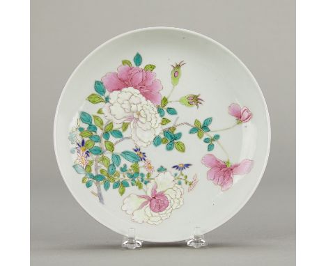 20th century Chinese ox blood porcelain plate. The face of the plate decorated with chrysanthemums. The exterior sides of the