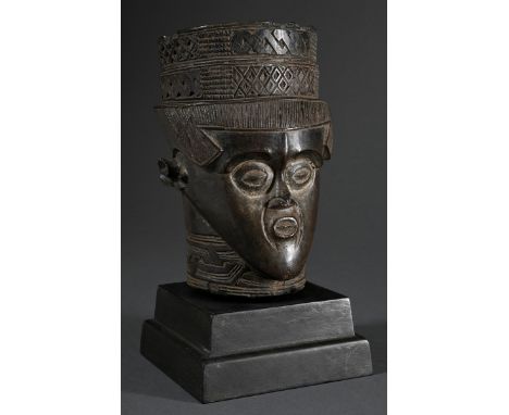 Prächtiger Palmweinbecher der Bakuba, DRC Anfang 20. Jh., aufwändig und virtuos geschnitzte Verzierungen, Holz, H. 19,3/24,8c
