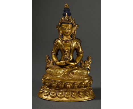 Sitzender Buddha „Transzendenter Amitāyus“ auf doppeltem Lotussockel mit reichem Schmuck und Kalasha Vase mit dem Nektar der 