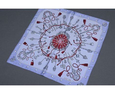 Hermès Seiden Einstecktuch "Les Cléfs" in blaugrau/bordeaux, Entw.: Cathy Latham 2011, gerollter Rand, 41x41cm, in Original B
