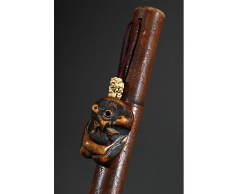 Japanisches Bambus kiseru zutsu in Ritzdeckor "Landschaft", Hornabschlüssen und volkstümlichem Holz Netsuke "Okame" (5x3,5cm)