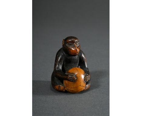 Buchsbaum Netsuke "Sitzender Affe mit Schädel", eingelegte Hornaugen, schöne Gebrauchspatina, H. 4,4cm, Füße verloren, Proven