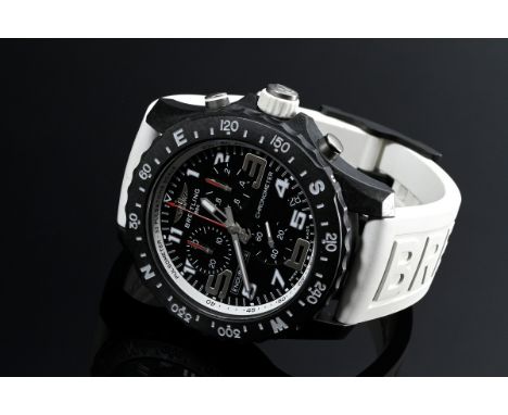 Breitling 1884 „Endurance Pro“ Herrenarmbanduhr, Chronometer mit Pulsometer, Quartzwerk, schwarzes „Breitlight“ Gehäuse, weiß