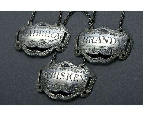 3 Diverse leicht gewölbte Flaschenschilder mit Ketten in geschwungener Form mit floraler Gravur "Whiskey, Madeira und Brandy"