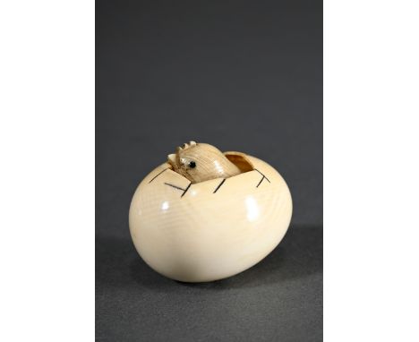 Elfenbein Netsuke "Küken in Ei", Boden sign. Kôgyoku 光玉, eingelegte Hornaugen, beweglich, Japan Mitte 19.Jh., L. 4cm Genehmig