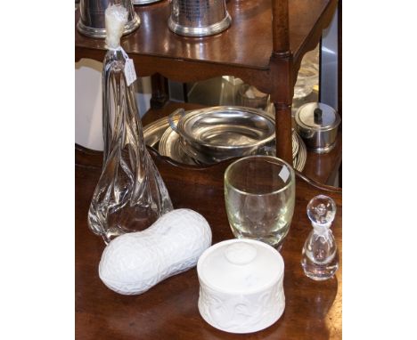 A 1950s glass table lamp, together with studio vase,bottle and two white ceramic pots (5)