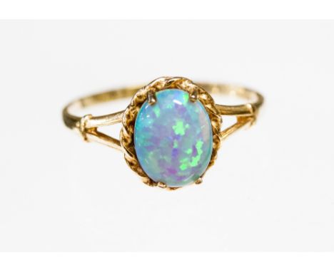 A 9ct gold and opal ring 