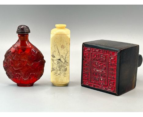 Chinese horne square form seal, amber style snuff bottle and  a bone snuff bottle / T39