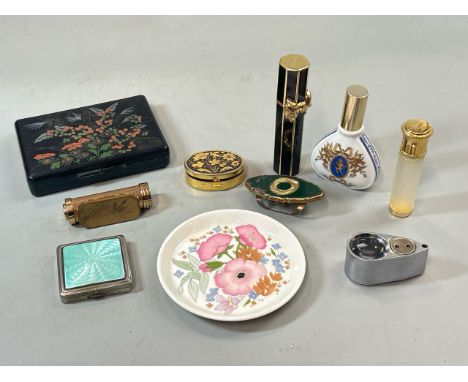 Group of dressing table ware including a Corona Paris lipstick holder with pop-up mirror, Stratton lipstick holder with mirro