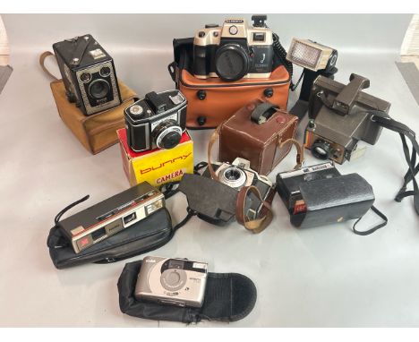 Assorted vintage cameras including a boxed "Bunny" made in West Germany, Olympia DL2000A, Kodak Brownie 44A, Kodak Brownie Si