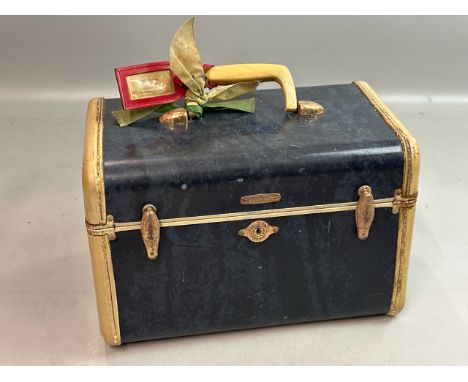 A vintage Samsonite style 4712 vanity case with integrated mirror, 33cm wide, 22cm high, 19cm depth / T17