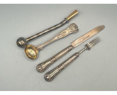 A white and yellow metal "Bombilla" straw, ball stamped "Argentina Industria" mouthpiece stamped "Enchap 18k", 13cm long, gro