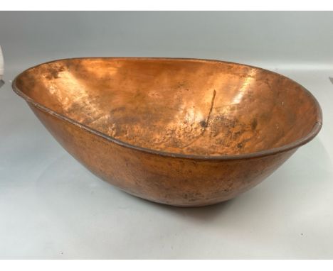 A large copper 'teardrop' shaped pan with round base, 16cm (H) x 55.5cm (L) x 40cm (W) / T32