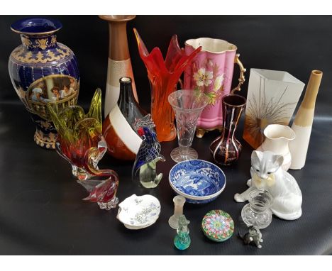 MIXED LOT OF GLASSWARE AND CERAMICSincluding two Mdina style vases, glass cockerel, sea horse and a bird, glass paperweight, 