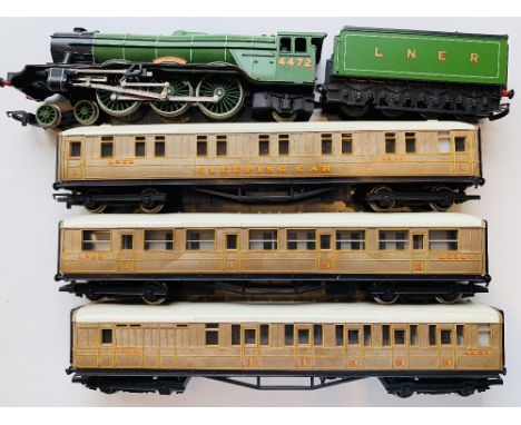 Hornby OO Scale LNER Flying Scotsman Loco &amp; 3x LNER Passenger Coaches