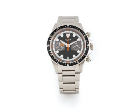 Heritage Chrono model. Automatic mechanical movement with chronograph function na date at 18h. Stainless steel case and wrist