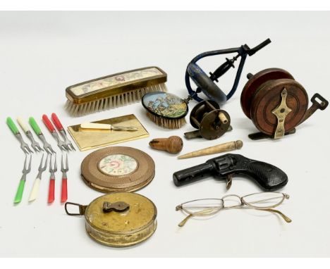 A job lot of Collectables. An RMO Zulu toy gun, 2 vintage fishing reels, 1 by Wilkes Osprey, compacts, spectacles etc 