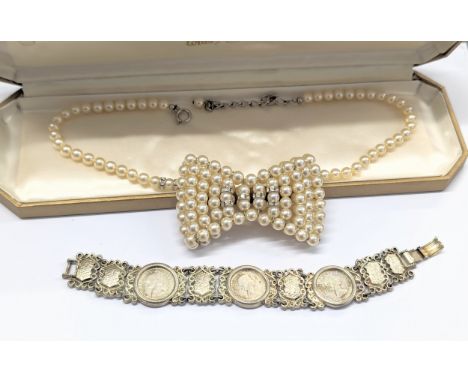 A vintage necklace and bracelet. 