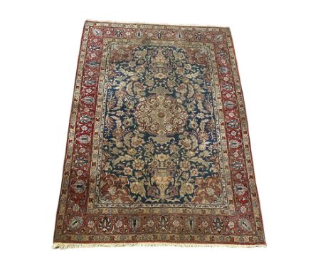 A vintage Persian style rug. 140x220cm 