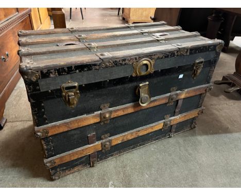 An early 20th Century fitted steamer trunk 