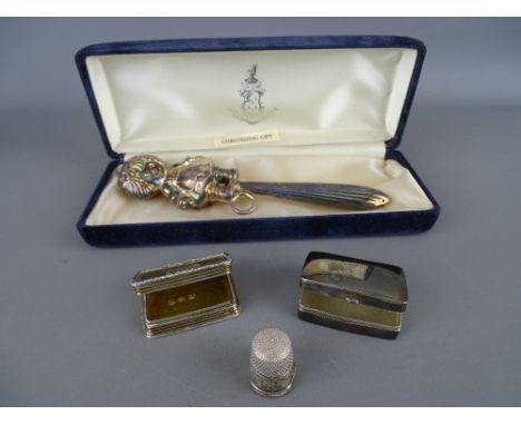 Silver vinaigrette, Birmingham 1844 (lacking grill), a later London hallmarked silver snuff box and a thimble with a vintage 