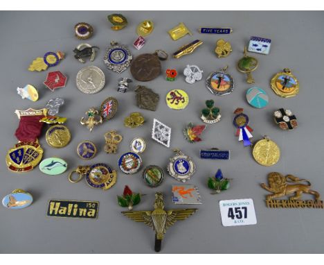 Nice collection of vintage and later badges and pendant fobs etc, many colourful and enamel examples including Butlins, Filey