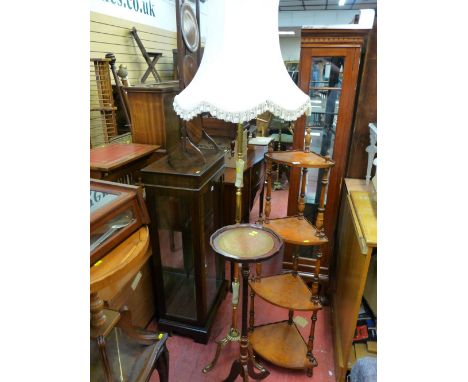 Four shelf corner whatnot, leather tooled top plant stand and a brass and onyx effect standard lamp with shade E/T