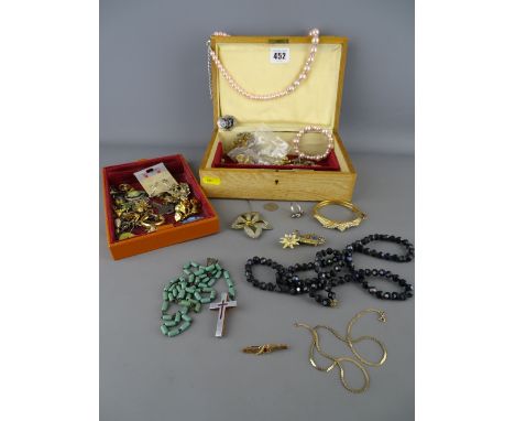 Wooden lidded jewellery case with lift-out tray and contents including a nine carat gold bar brooch, necklace etc