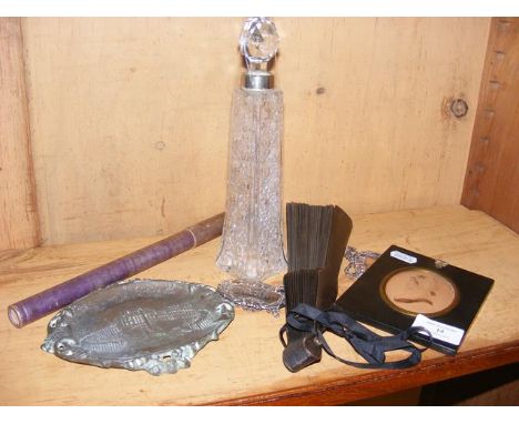 Various collectables, including miniature portrait, scent bottle, etc. 