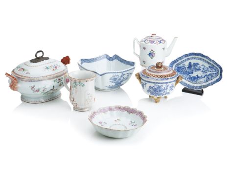A CHINESE CIRCULAR GILT BLUE AND WHITE POT POURRI BOWL AND COVER18th centuryWith pierced brocade finial, raised on gilt feet,