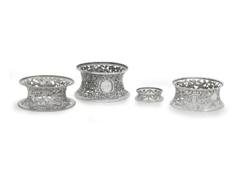 AN EDWARDIAN IRISH DISH RINGMaker's mark J.M, Dublin 1904 Pierced and chased in the rococo style with a fox, a swan scrolls a