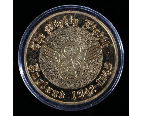 Yellow metal commemorative medal to the Second World War United States 8th Army Air Force, the legend ' The Mighty Eighth, En