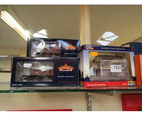 Three boxed items of Bachmann 00 gauge rolling stock and Hampton North Signal box (4)