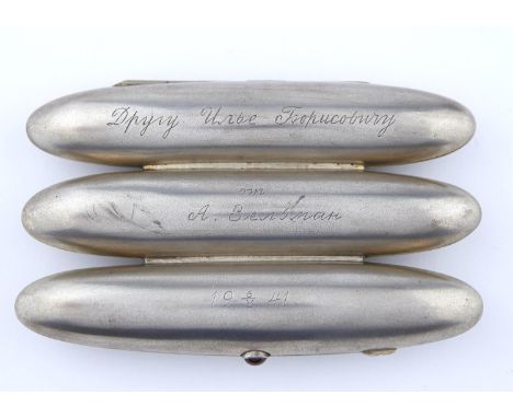 A CONTINENTAL SILVER THREE CIGAR CASE WITH RED CABOCHON PUSH PIECE, C1910, ENGRAVED GERMAN INSCRIPTION, 13.5CM L, APPARENTLY 